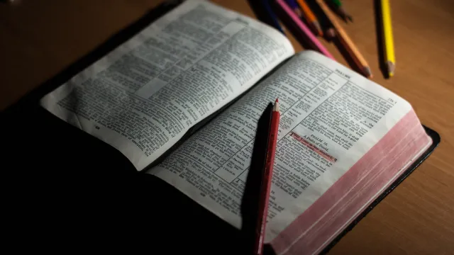 Bibel (Foto:  Foto von John-Mark Smith von Pexels)
